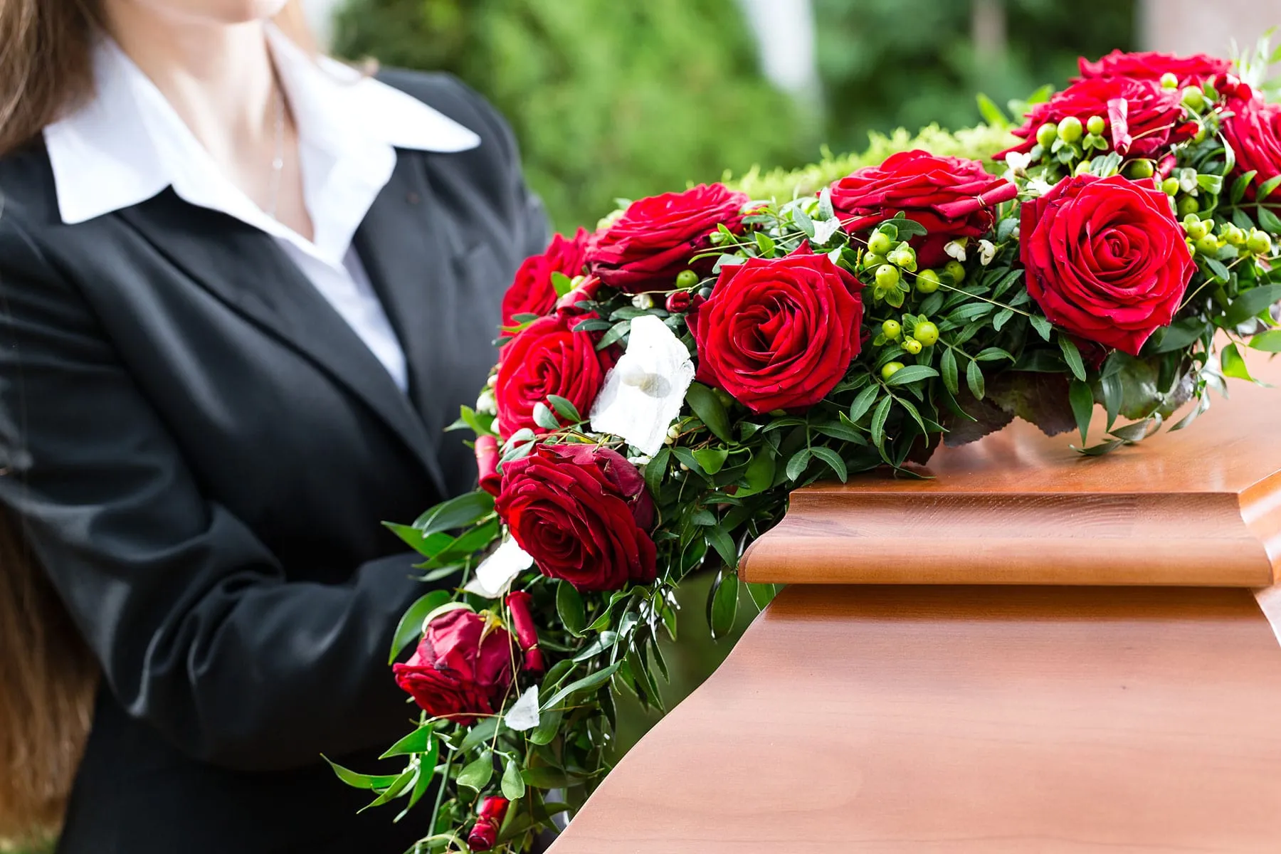 Dessus de cercueil avec une composition floral de rose rouge et blanche