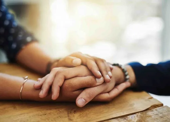 Familles en deuil qui se tiennent la main